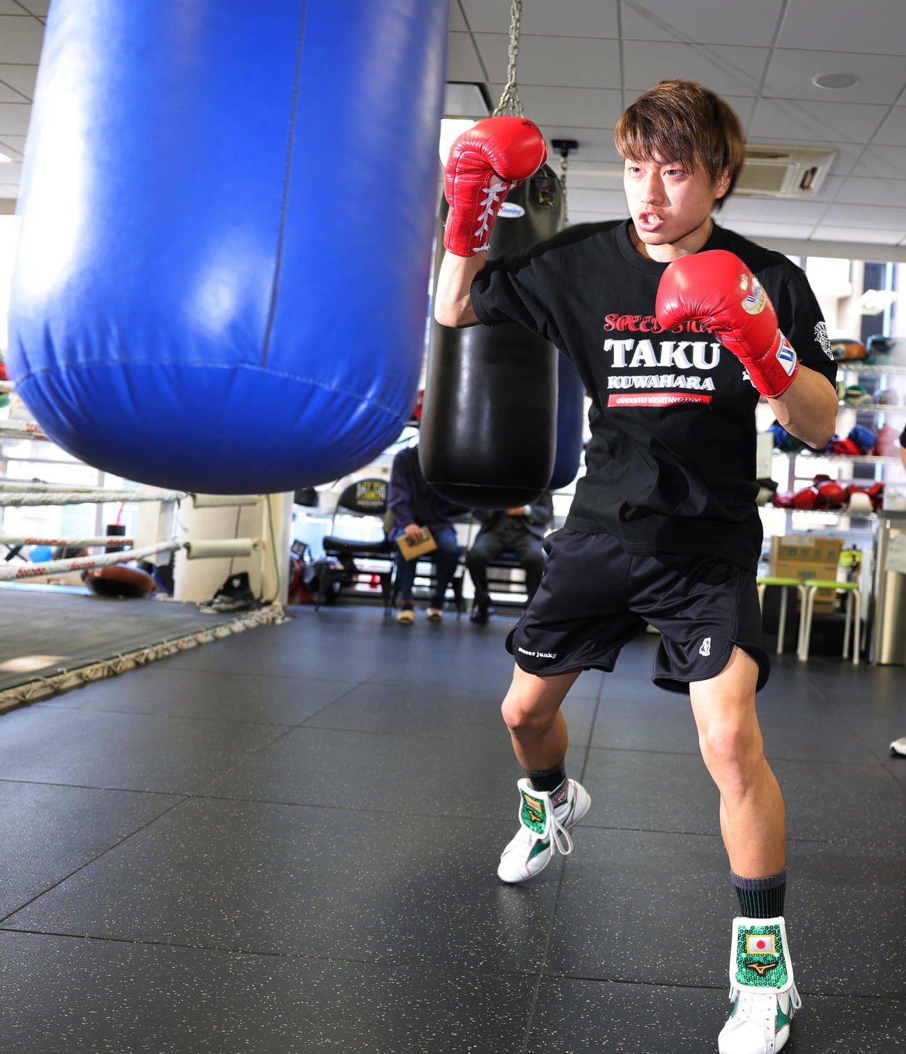 WBA世界フライ級タイトルマッチに向け、練習を公開した挑戦者の桑原（撮影・野上伸悟）