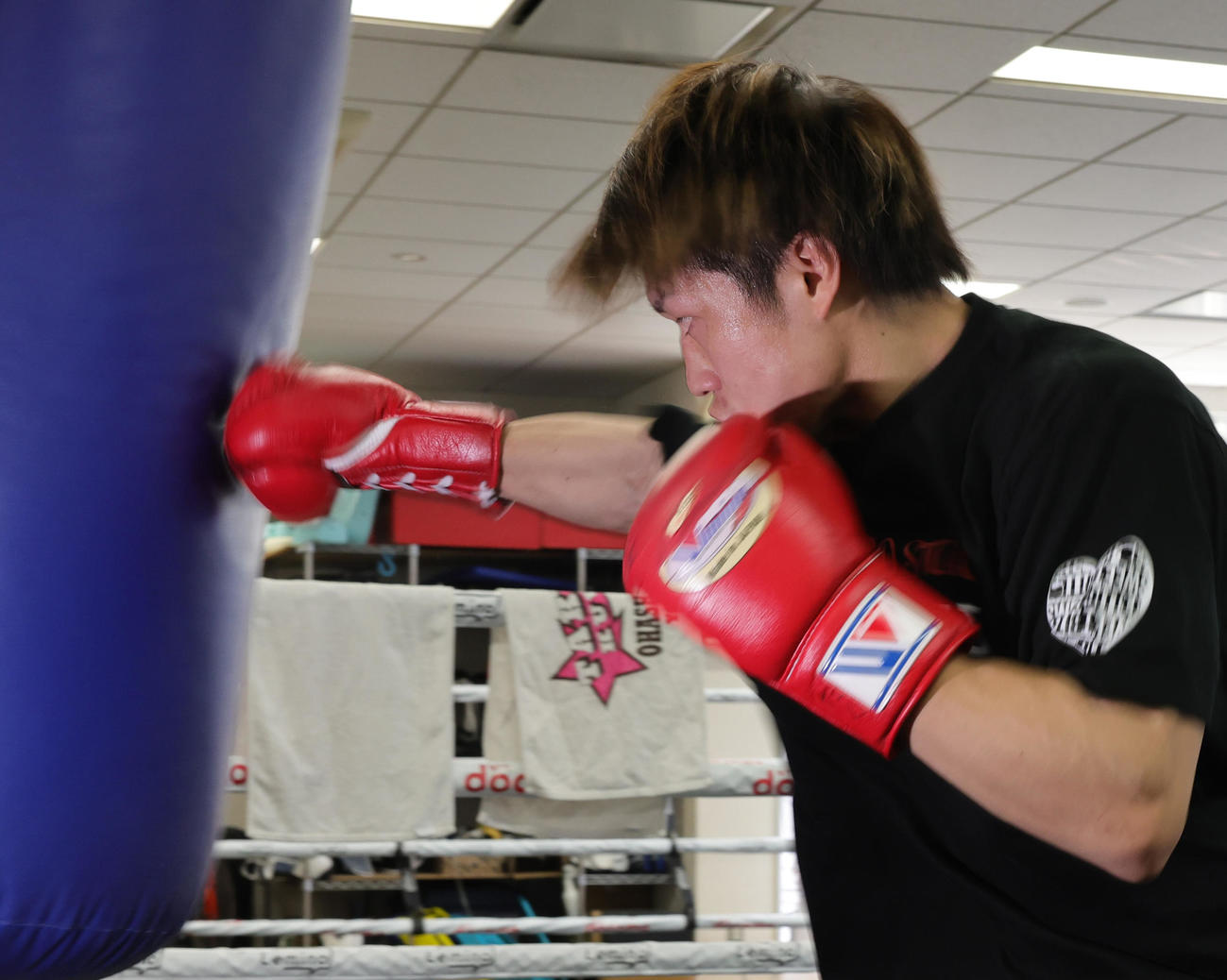 WBA世界フライ級タイトルマッチに向け、練習を公開した挑戦者の桑原（撮影・野上伸悟）