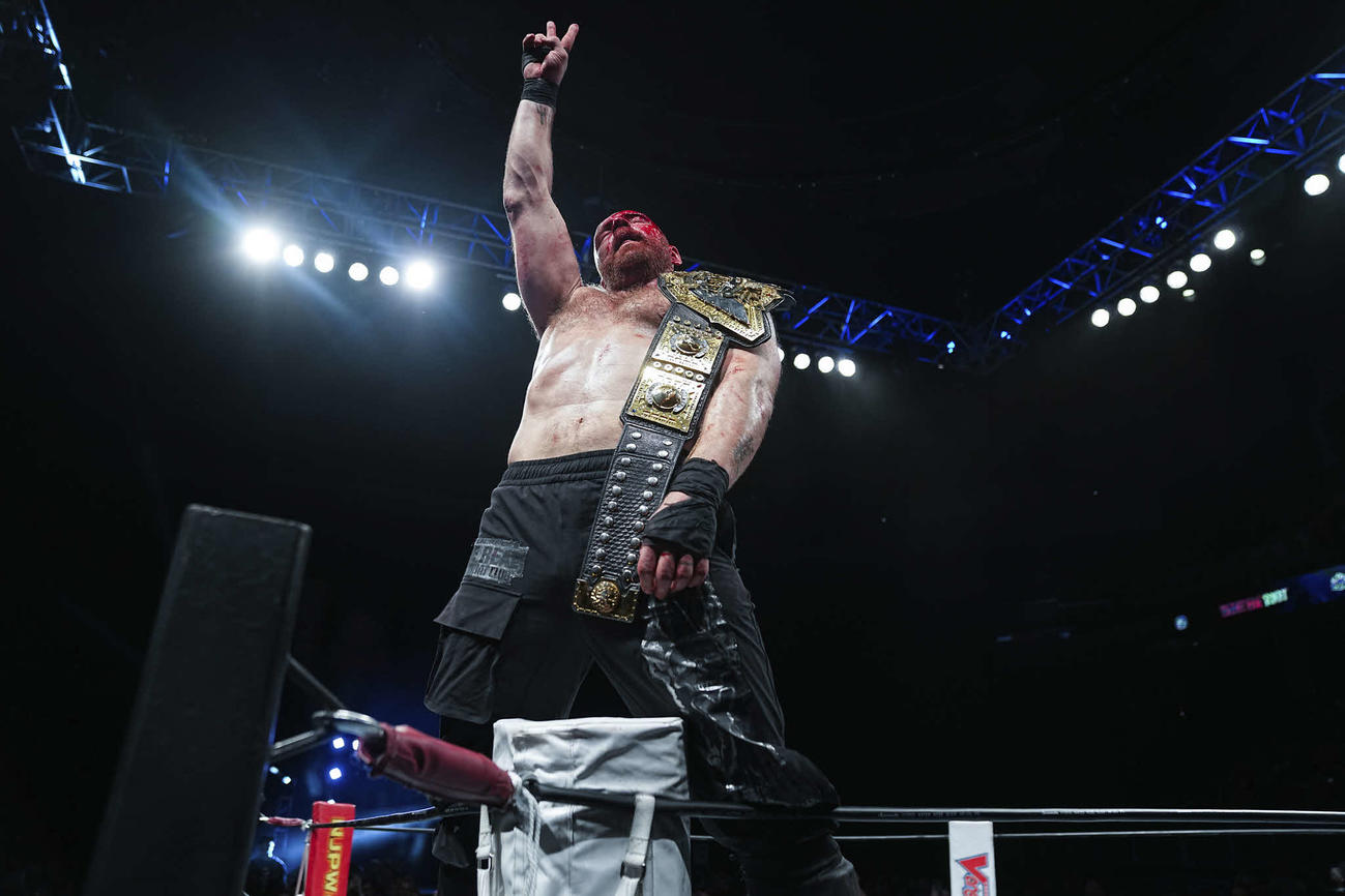 IWGP世界ヘビー級王座を獲得して腕を突き上げるモクスリー（写真提供・新日本プロレス）