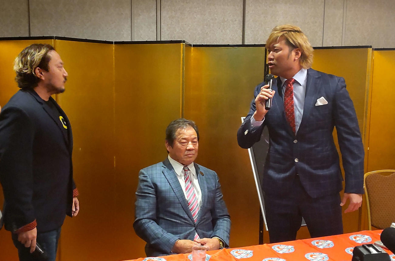2024年2月、藤波辰爾をはさんでにらみあう宮原健斗（右）とLEONA