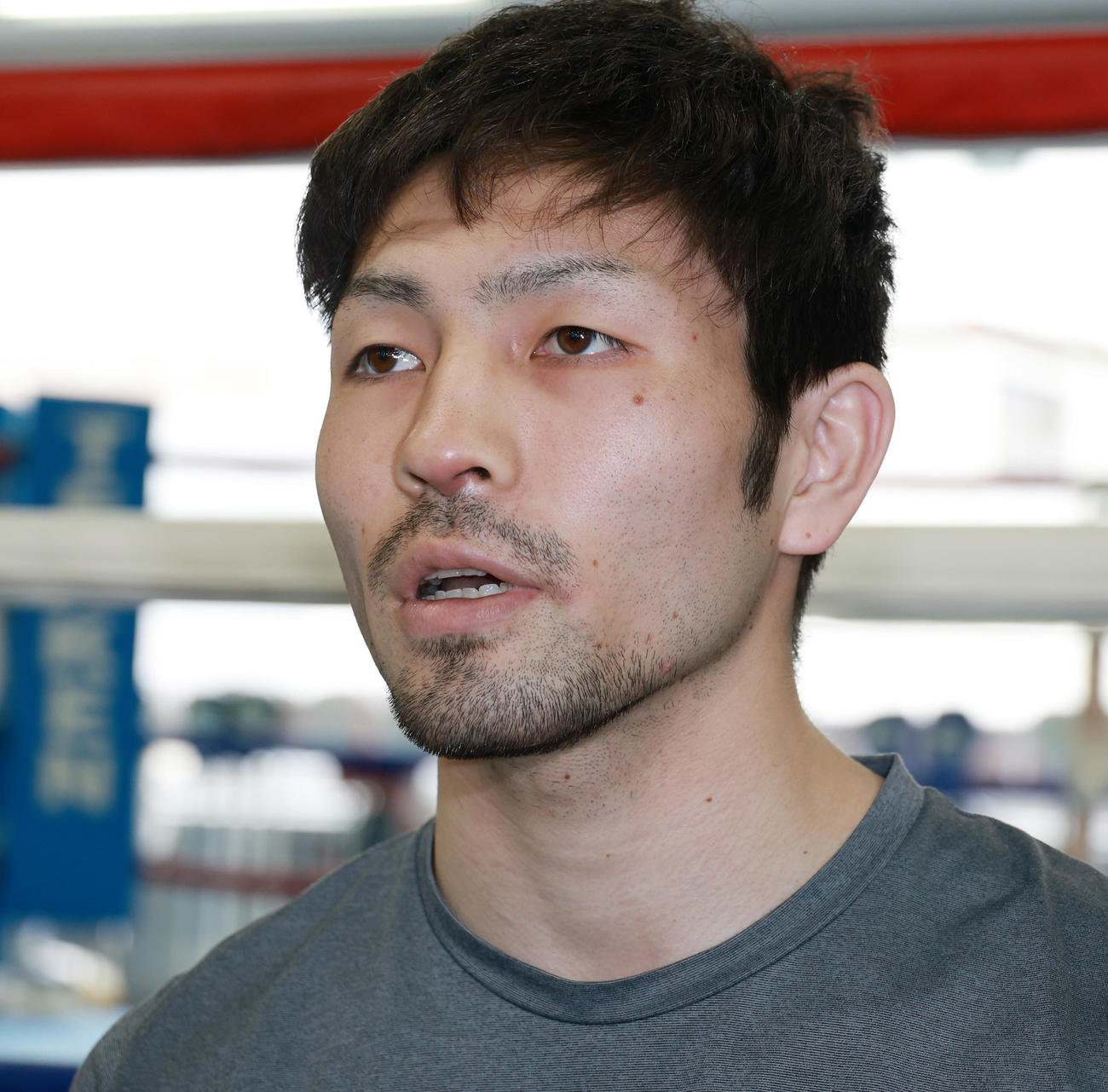 会見するWBA世界フライ級王者のユーリ阿久井（撮影・中島郁夫）