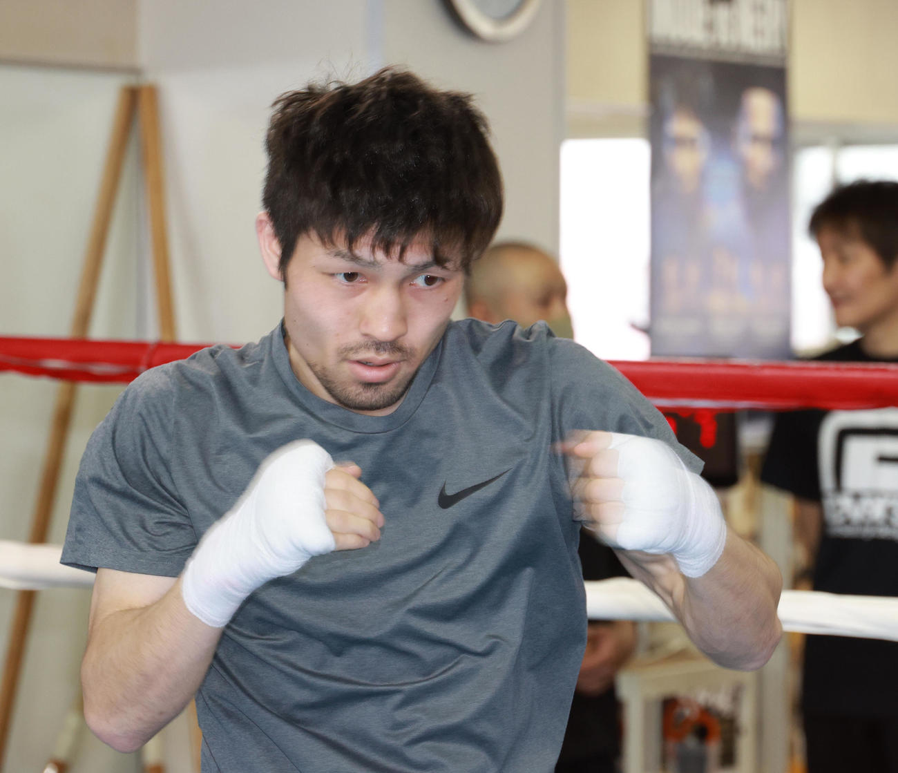 公開練習を行ったWBA世界フライ級王者のユーリ阿久井（撮影・中島郁夫）