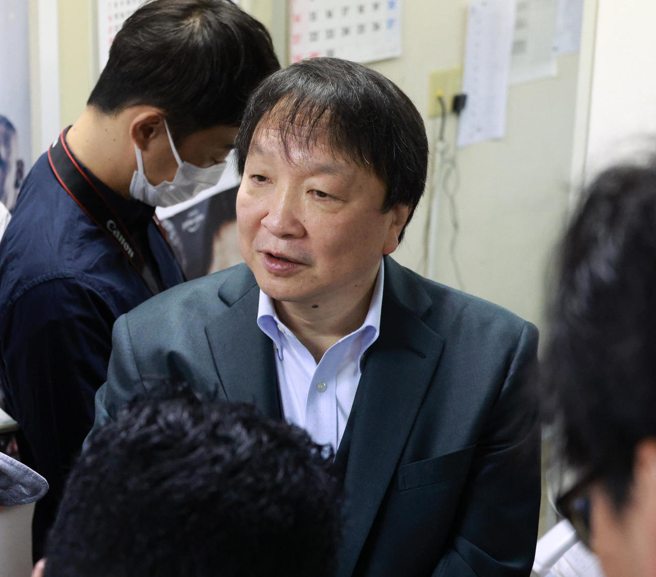 視察後囲み会見を行う大橋ジムの大橋秀行会長（撮影・中島郁夫）