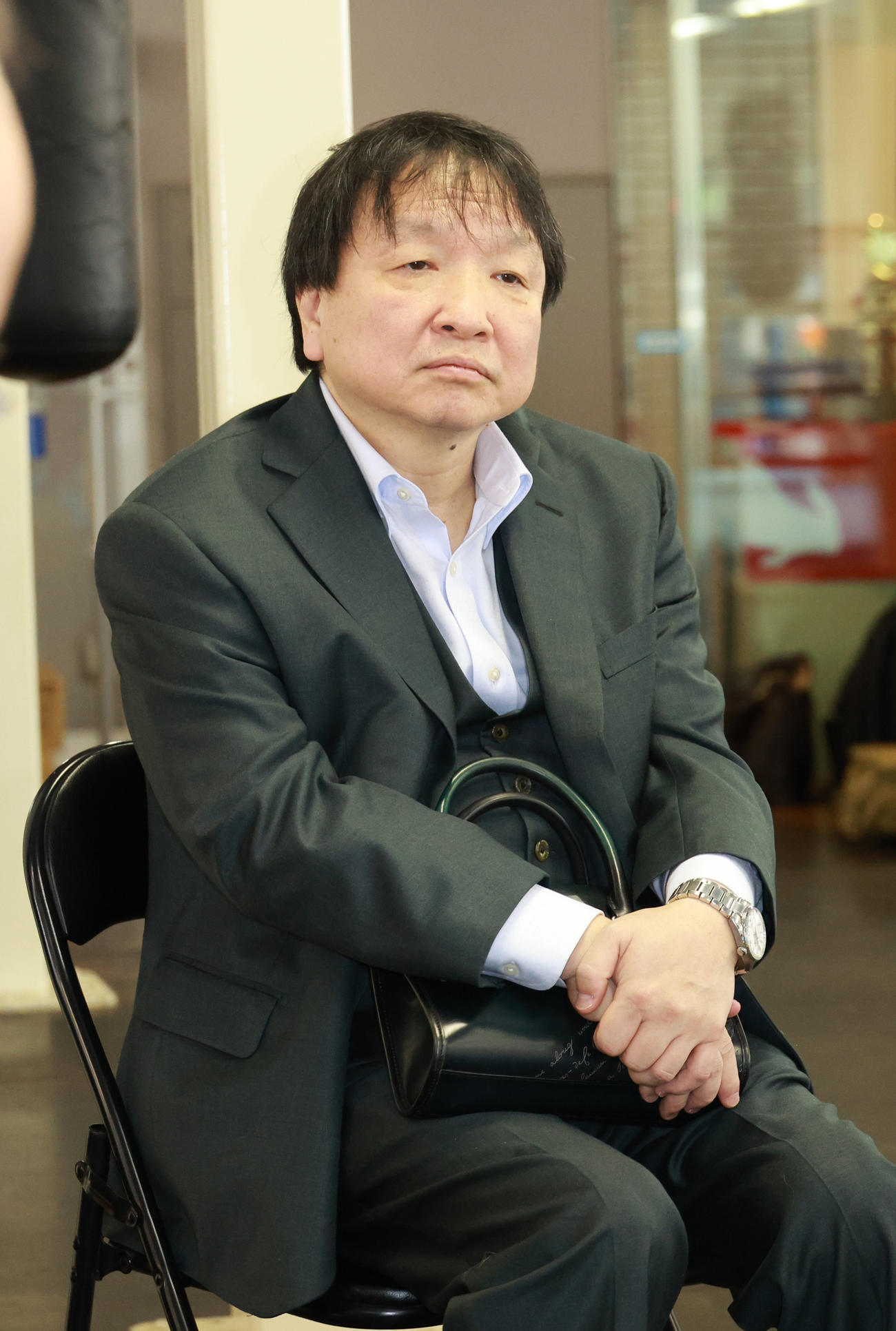会見を聞く大橋ジムの大橋秀行会長（撮影・中島郁夫）