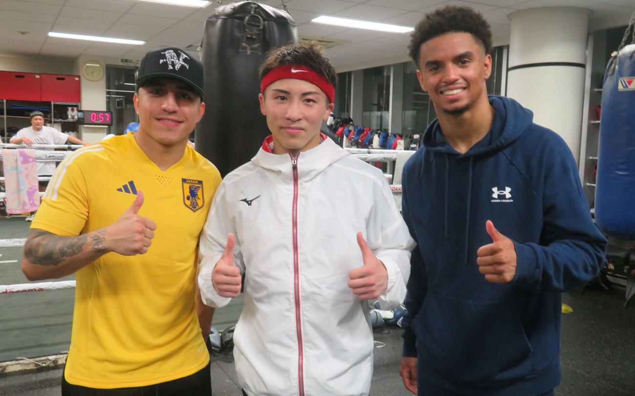 練習パートナーのケビン・ゴンサレス（左）、ジョナタン・ロペス（右）とのスパーリングを打ち上げた井上尚