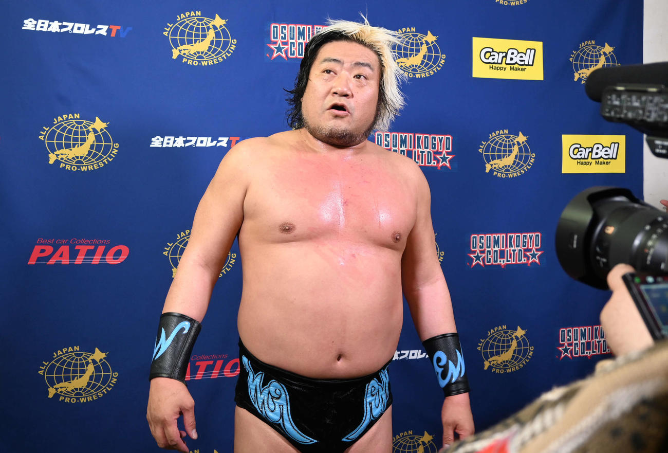 諏訪魔は斉藤レイに勝利し「若い力をはねかえす」と語った（撮影・飯岡大暉）