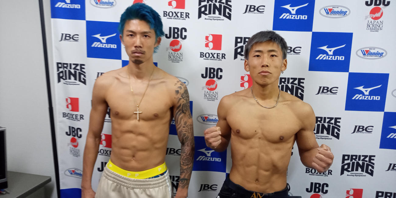 日本タイトルマッチで計量をクリアした王者原(左)と挑戦者の奈良井（撮影・実藤健一）