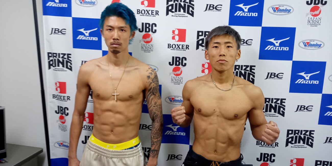 日本タイトルマッチで計量をクリアした王者原(左)と挑戦者の奈良井(2024.4.19 JBC関西事務局　撮影実藤健一)