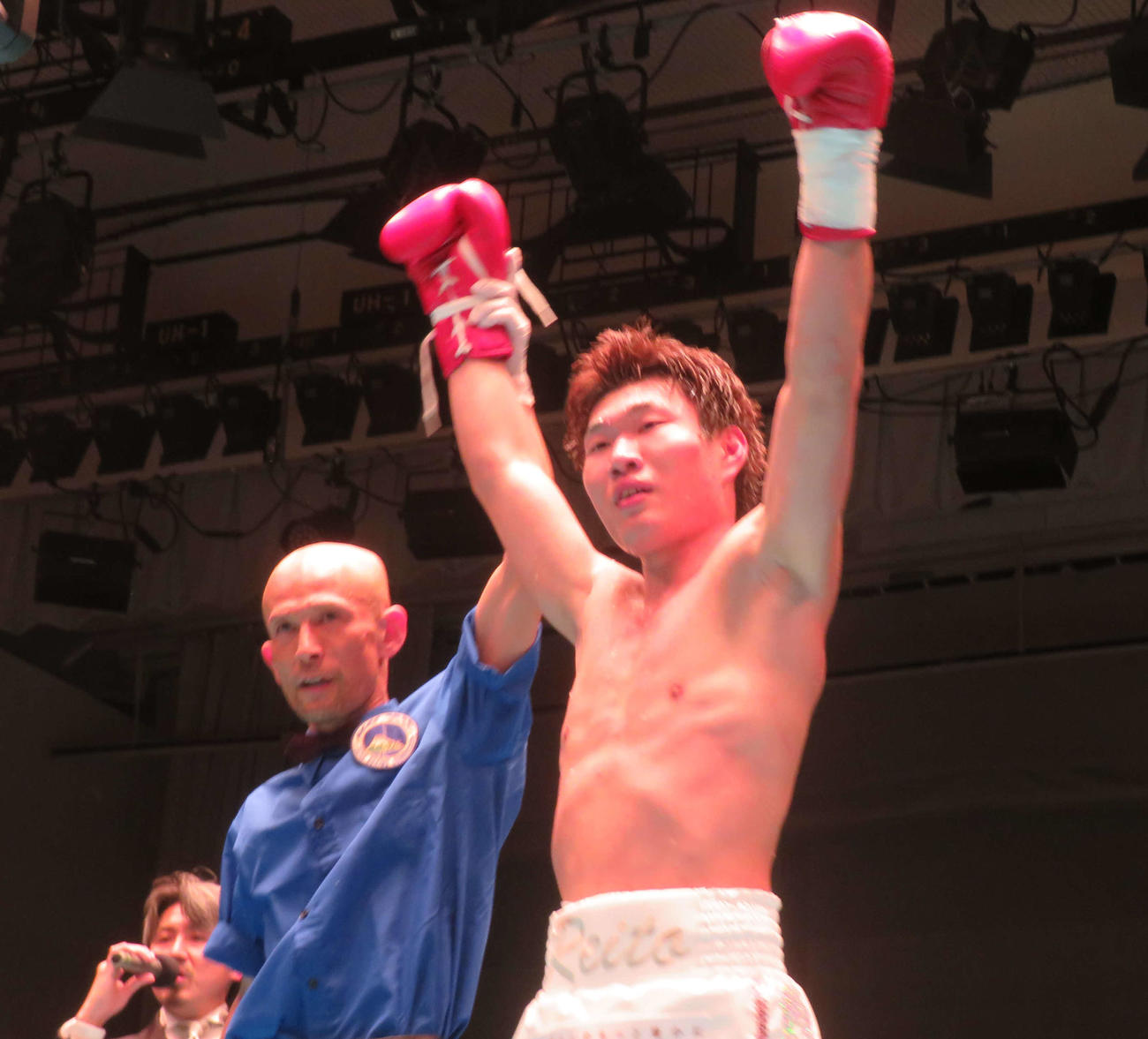 3回KO勝利でプロデビュー戦を飾った高校3冠で「WHO′S NEXT」強化育成指定選手の高橋麗斗（右）