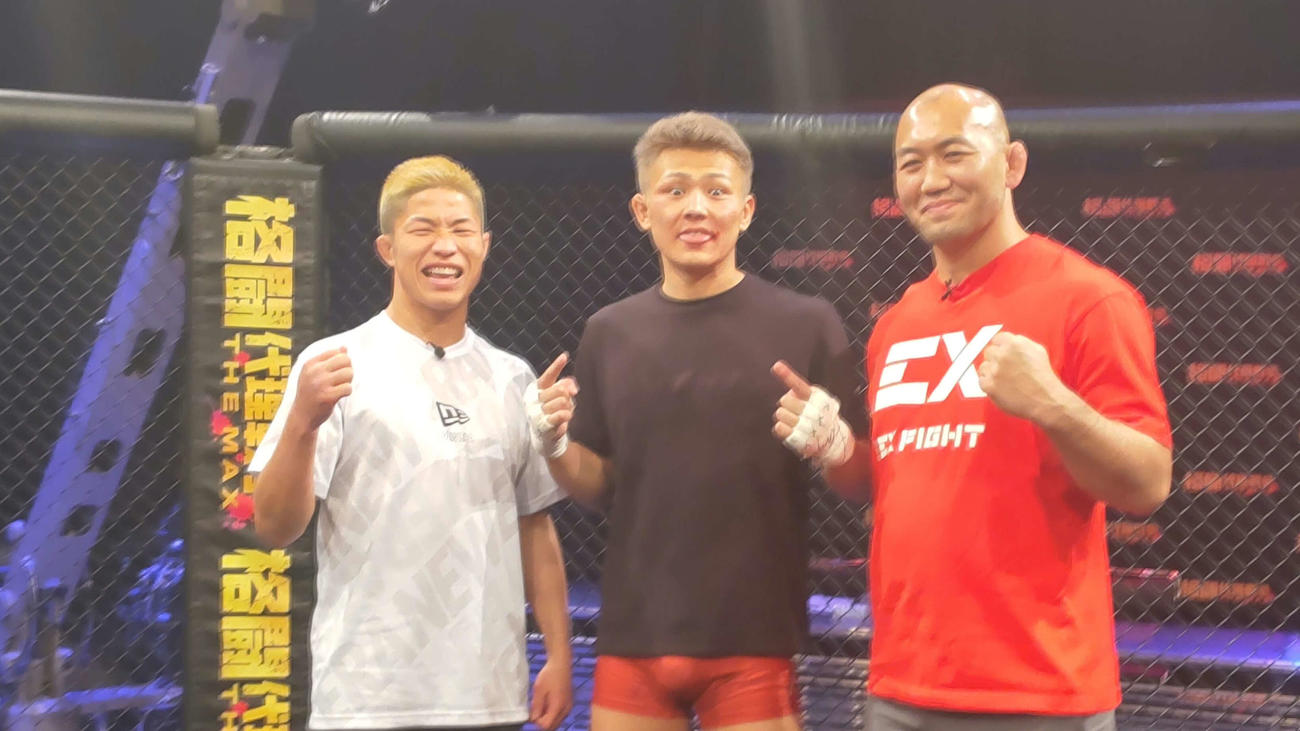 格闘代理戦争・決勝に進んだ中村京一郎と監督の中村倫也（左）と岡見勇信（右）