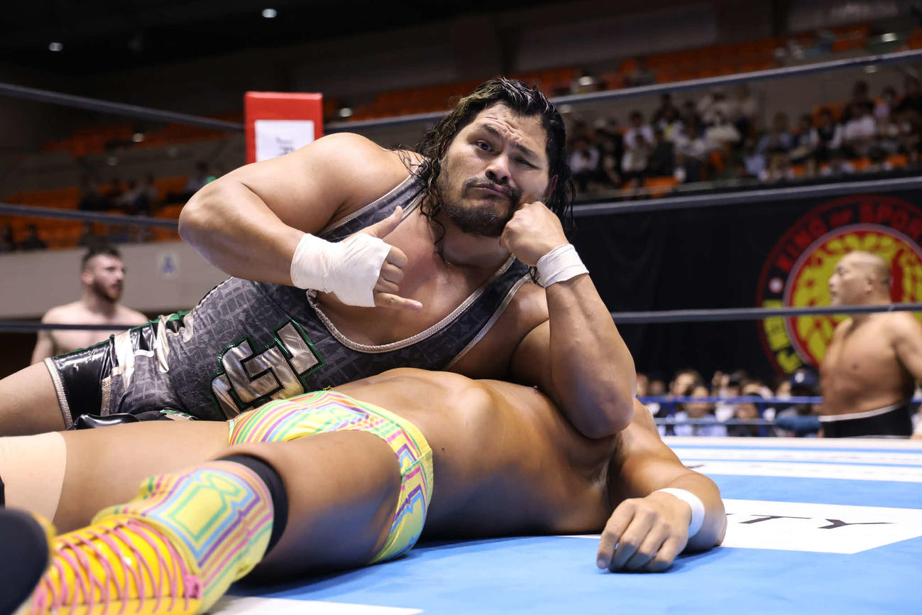 本間を押さえ付けて「シャカ」というハワイのハンドポーズを披露するジェフ・コブ（写真提供・新日本プロレス）