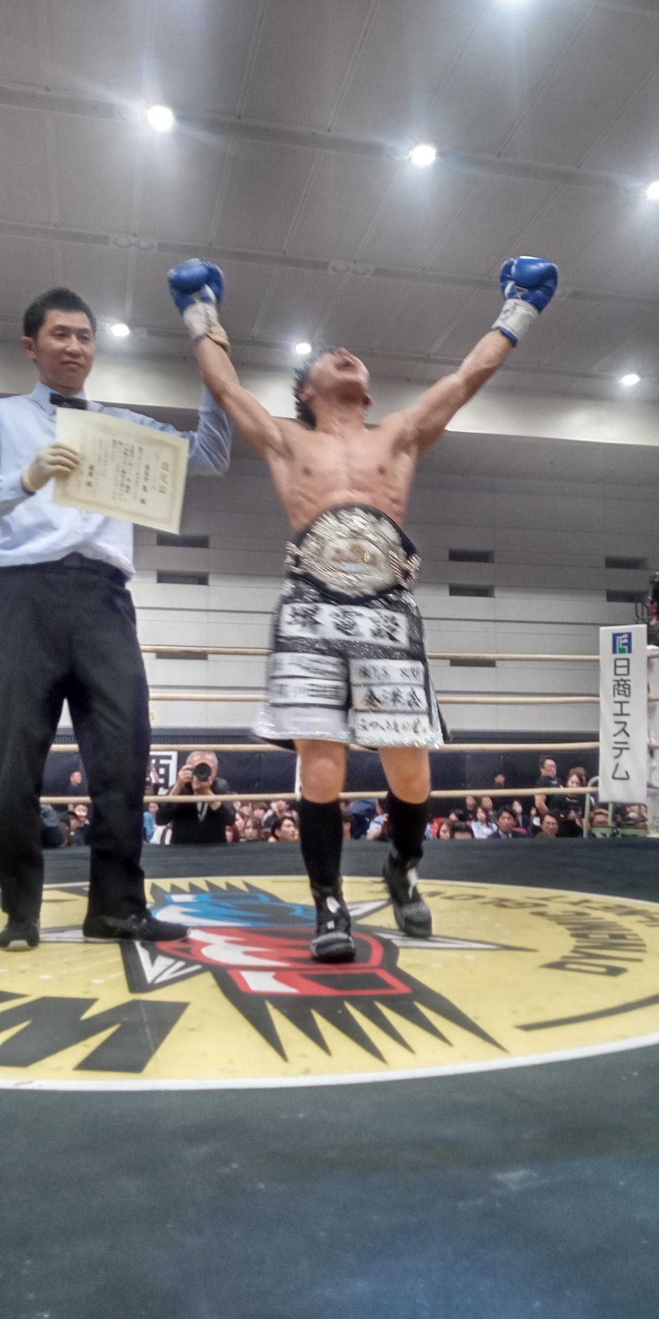 日本スーパーフェザー級新王者となった奈良井(撮影・実藤健一)