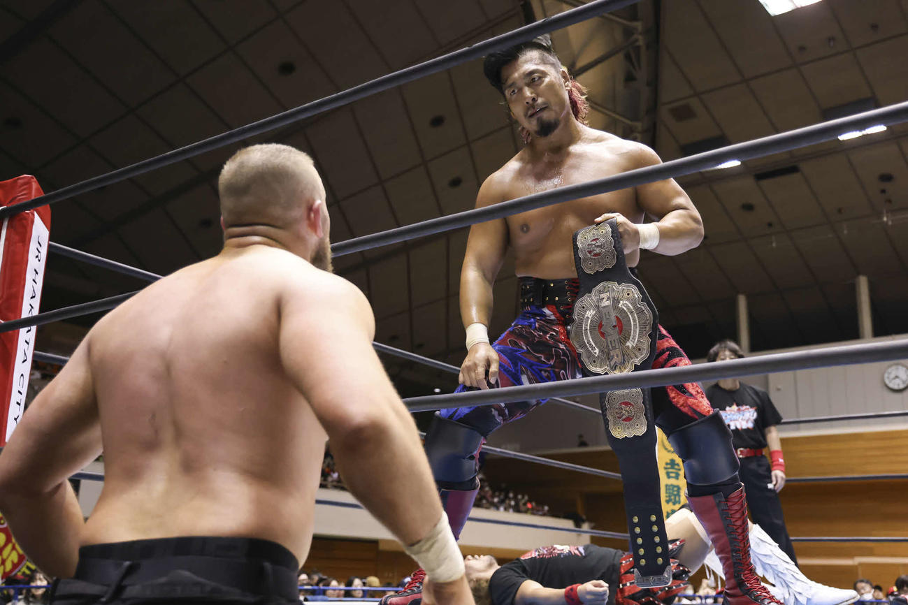NEVERのベルトを持ってゲイブ・キッドとにらみ合う鷹木信悟（写真提供・新日本プロレス）