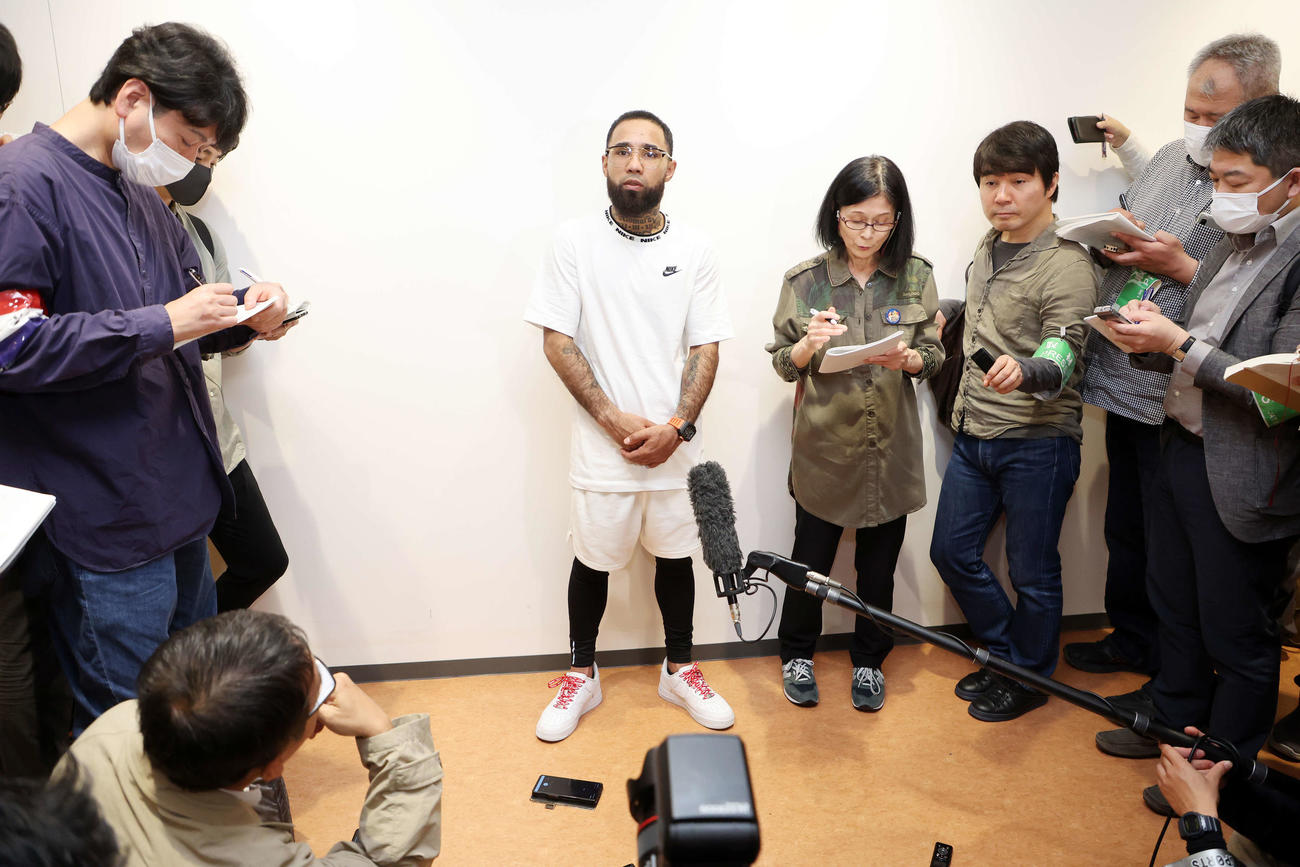 報道陣の質問に答えるネリ（撮影・鈴木正人）