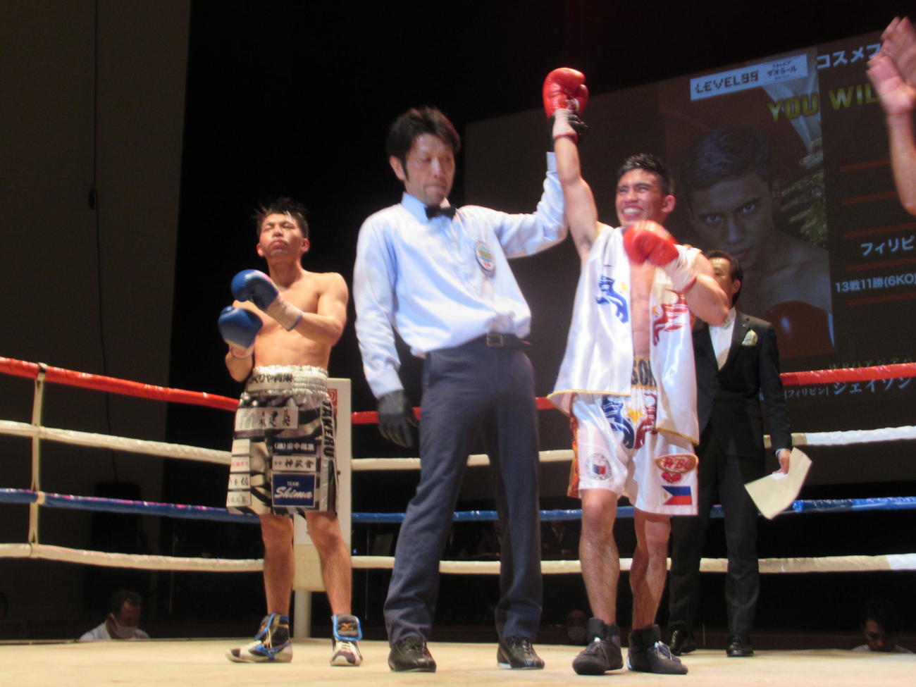 判定の瞬間、勝者の王者バイソン（右）をたたえる井上（撮影・実藤健一）
