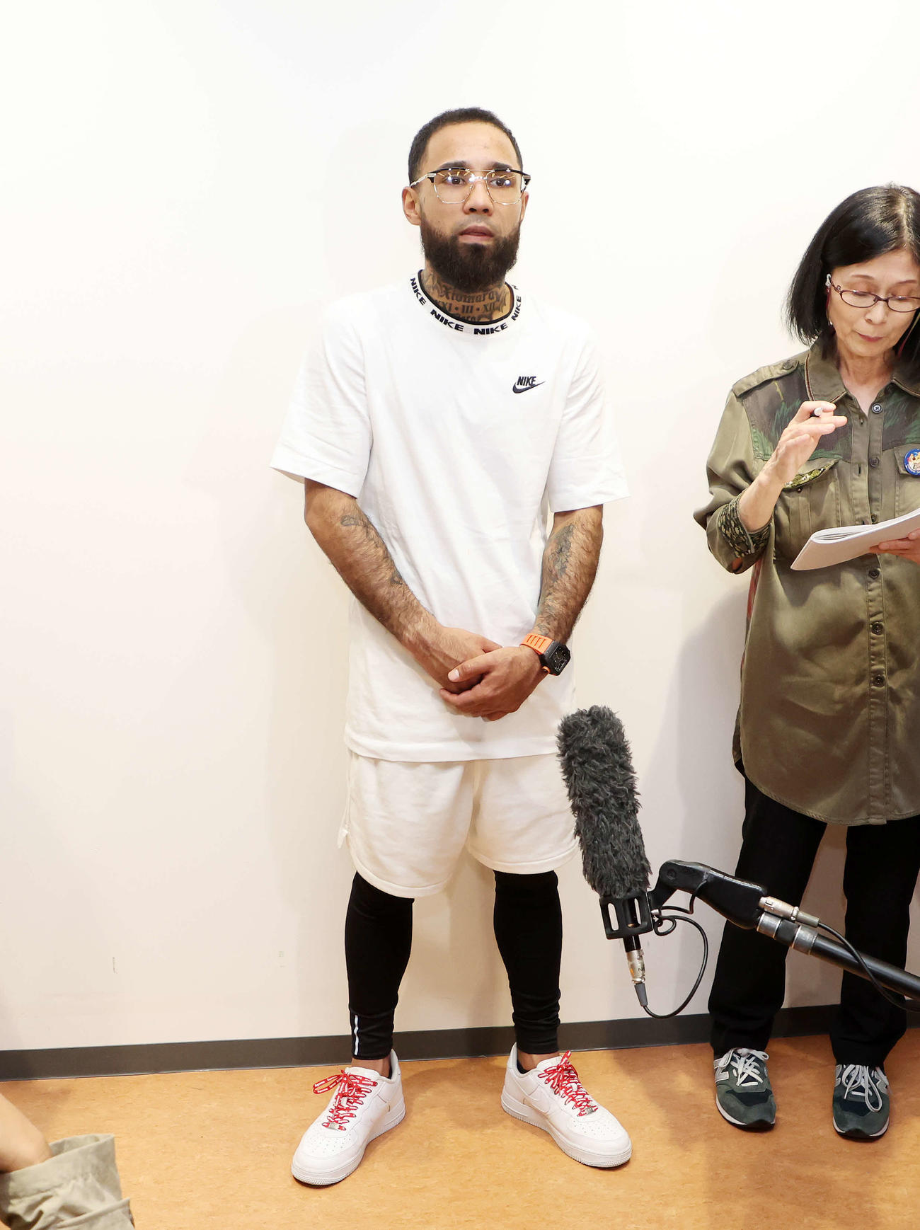 報道陣の質問に答えるネリ（撮影・鈴木正人）