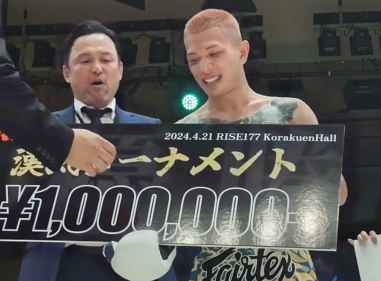 急きょ実施された漢気トーナメントで優勝し、賞金100万円を手にしたパヌワット・TGT（左はRISE伊藤隆代表）
