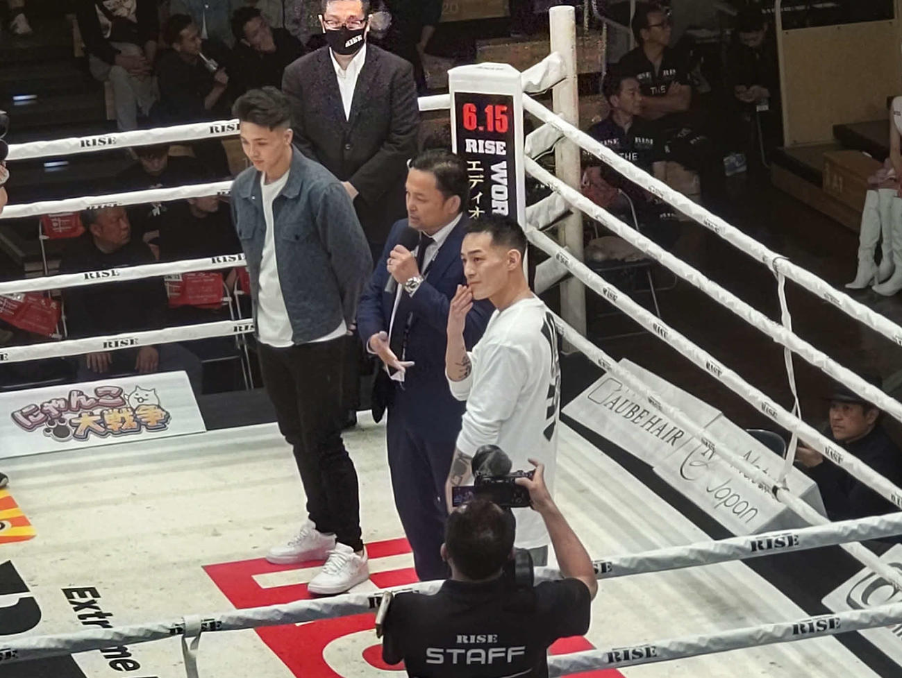 6月のRISEワールドシリーズ大阪大会での対戦が決まった中野椋太（中央右）と宇佐美秀メイソン（中央左）真ん中は伊藤隆代表