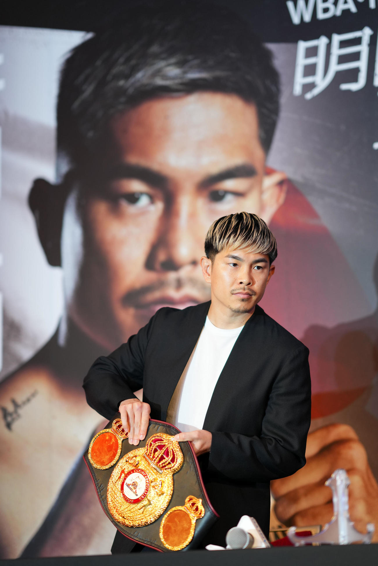 ベルトを手に会見へ向かう井岡（撮影・横山健太）