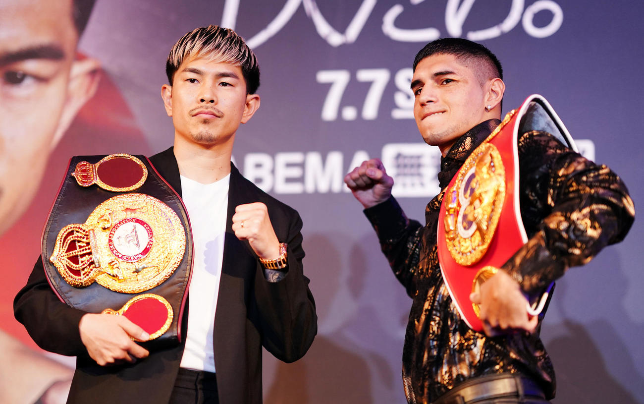 ポーズを決める井岡（左）とフェルナンド・マルティネス（撮影・横山健太）