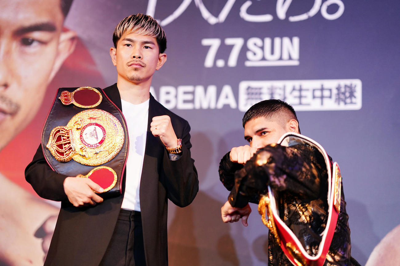 ポーズを決める井岡（左）とフェルナンド・マルティネス（撮影・横山健太）