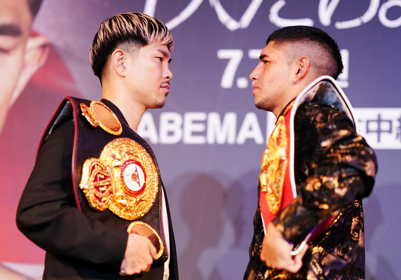 フェイスオフをする井岡（左）とフェルナンド・マルティネス（撮影・横山健太）