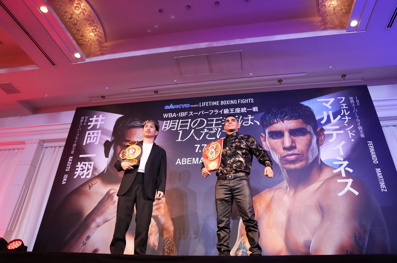 ポーズを決める井岡（左）とフェルナンド・マルティネス（撮影・横山健太）