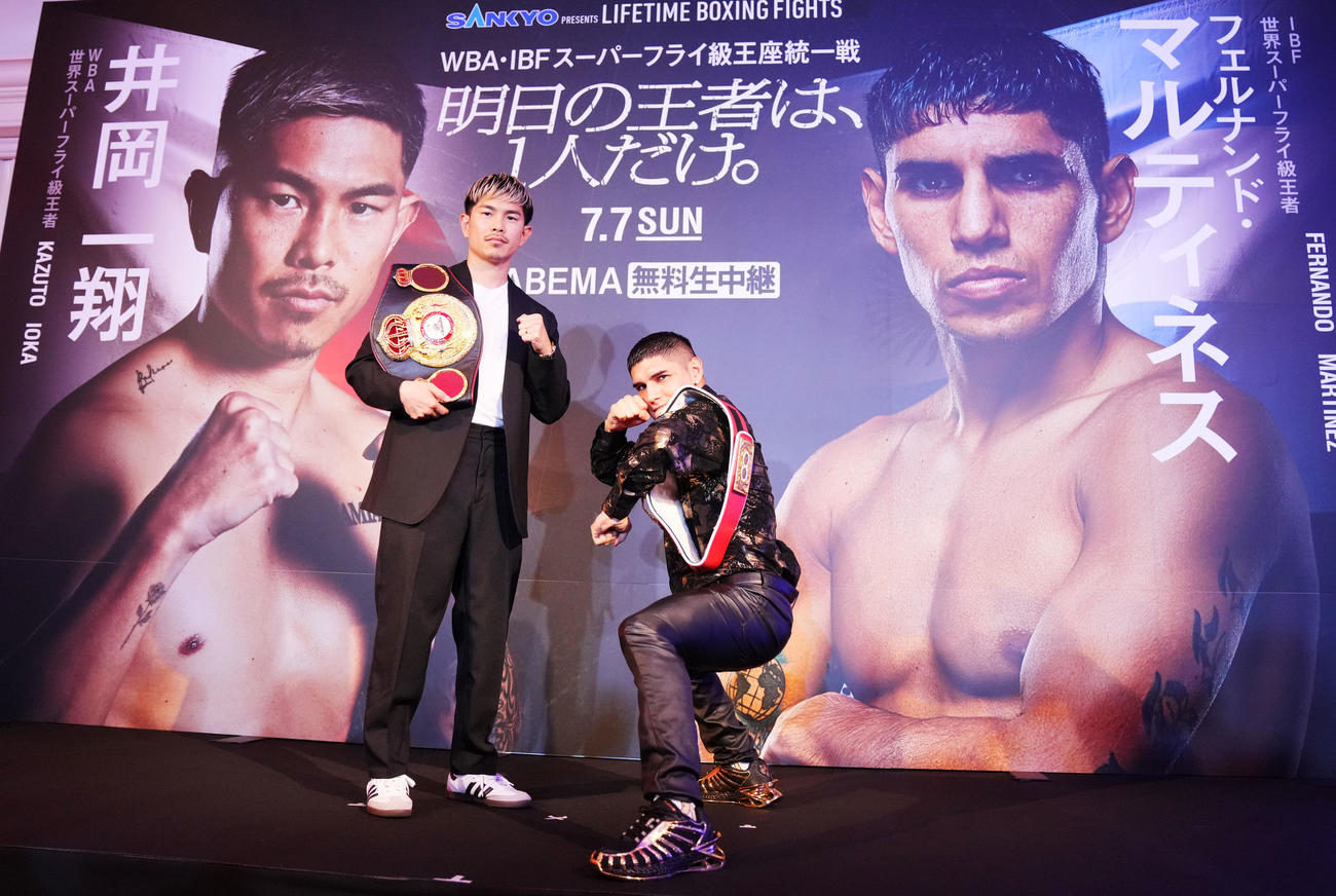 ポーズを決める井岡（左）とフェルナンド・マルティネス（撮影・横山健太）