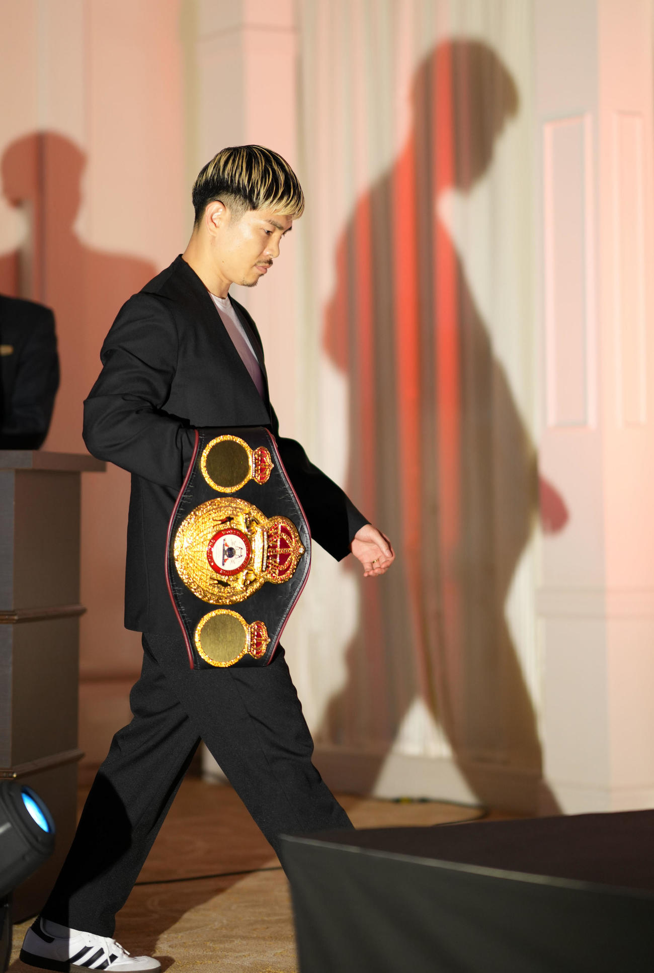 ベルトを手に会見へ向かう井岡（撮影・横山健太）