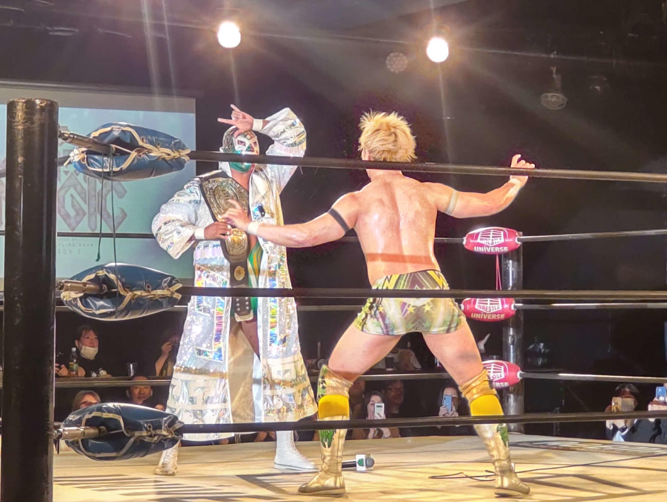 ジェイク・リーに勝利した後、リングに登場したイホ・デ・ドクトル・ワグナーJr．とポーズを取って威嚇しあう清宮海斗（右）