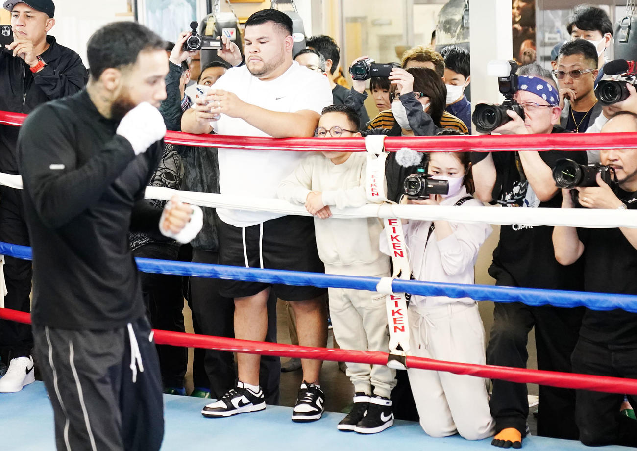 練習をするネリ（左）を見つめる井上トレーナー（右）（撮影・横山健太）