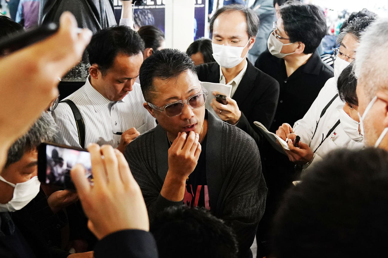 公開練習後、取材に応じる井上トレーナー（撮影・横山健太）