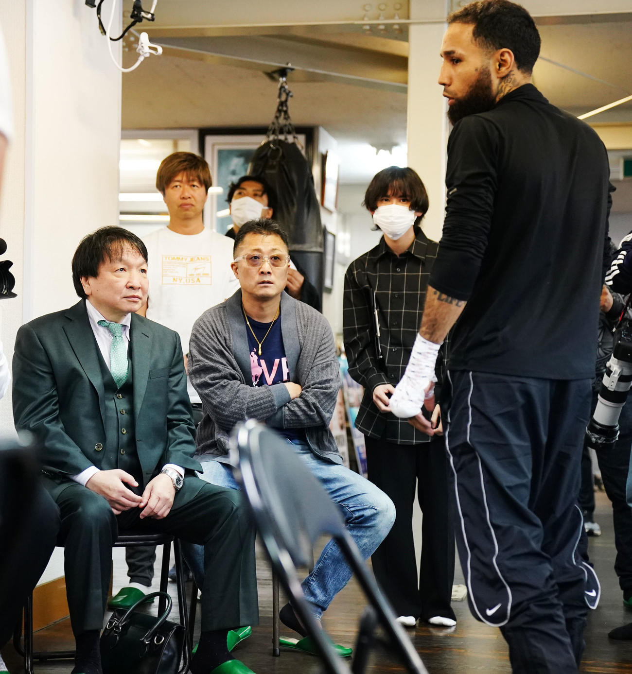 ネリ（右）を見つめる、左から大橋会長と井上トレーナー（撮影・横山健太）