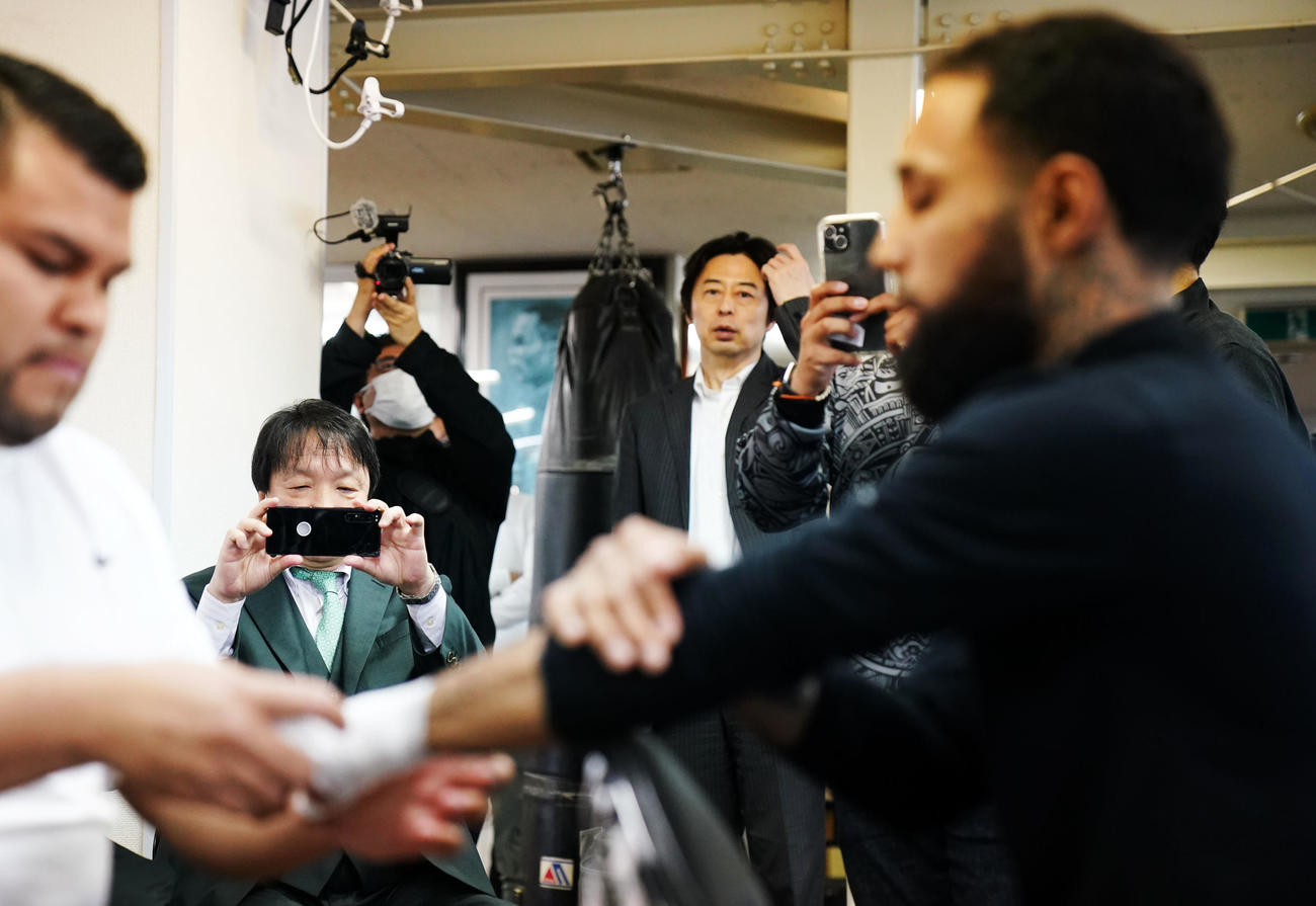 バンテージを巻くネリ（右）を撮影する大橋会長（左から2人目）（撮影・横山健太）