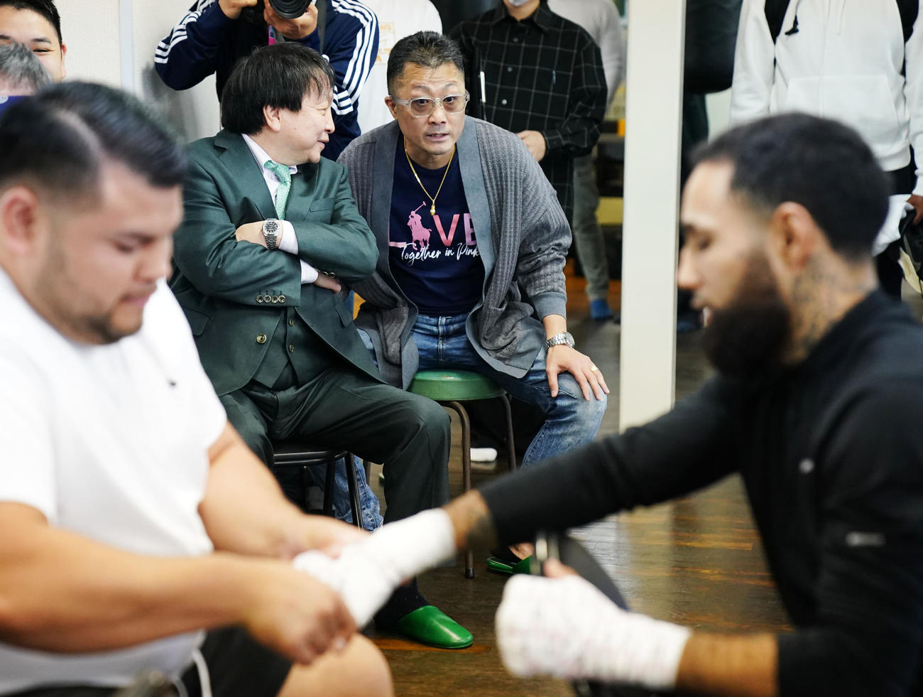 バンテージを巻くネリ（右）を見つめる、左2人目から大橋会長と井上トレーナー（撮影・横山健太）