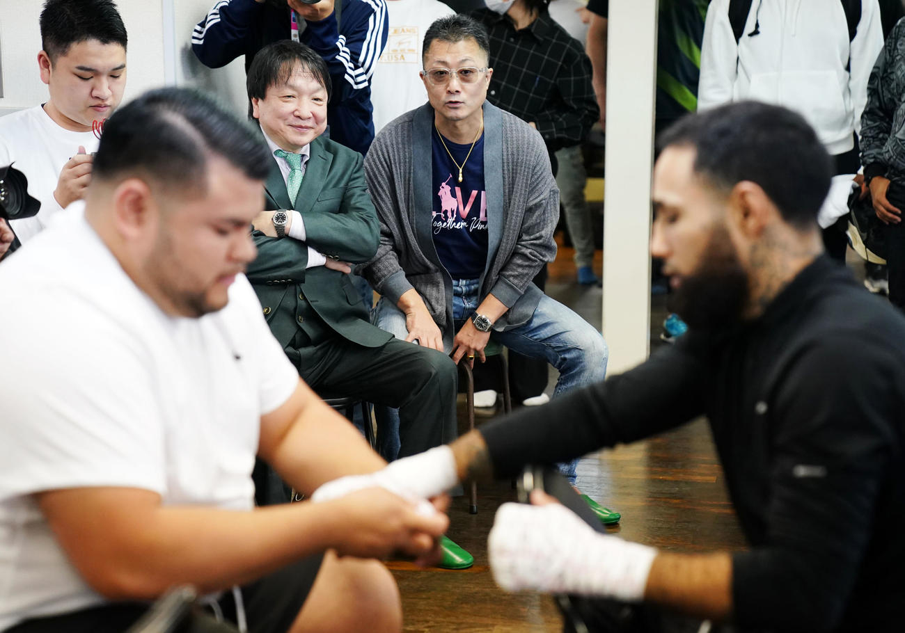バンテージを巻くネリ（右）を見つめる、左2人目から大橋会長と井上トレーナー（撮影・横山健太）