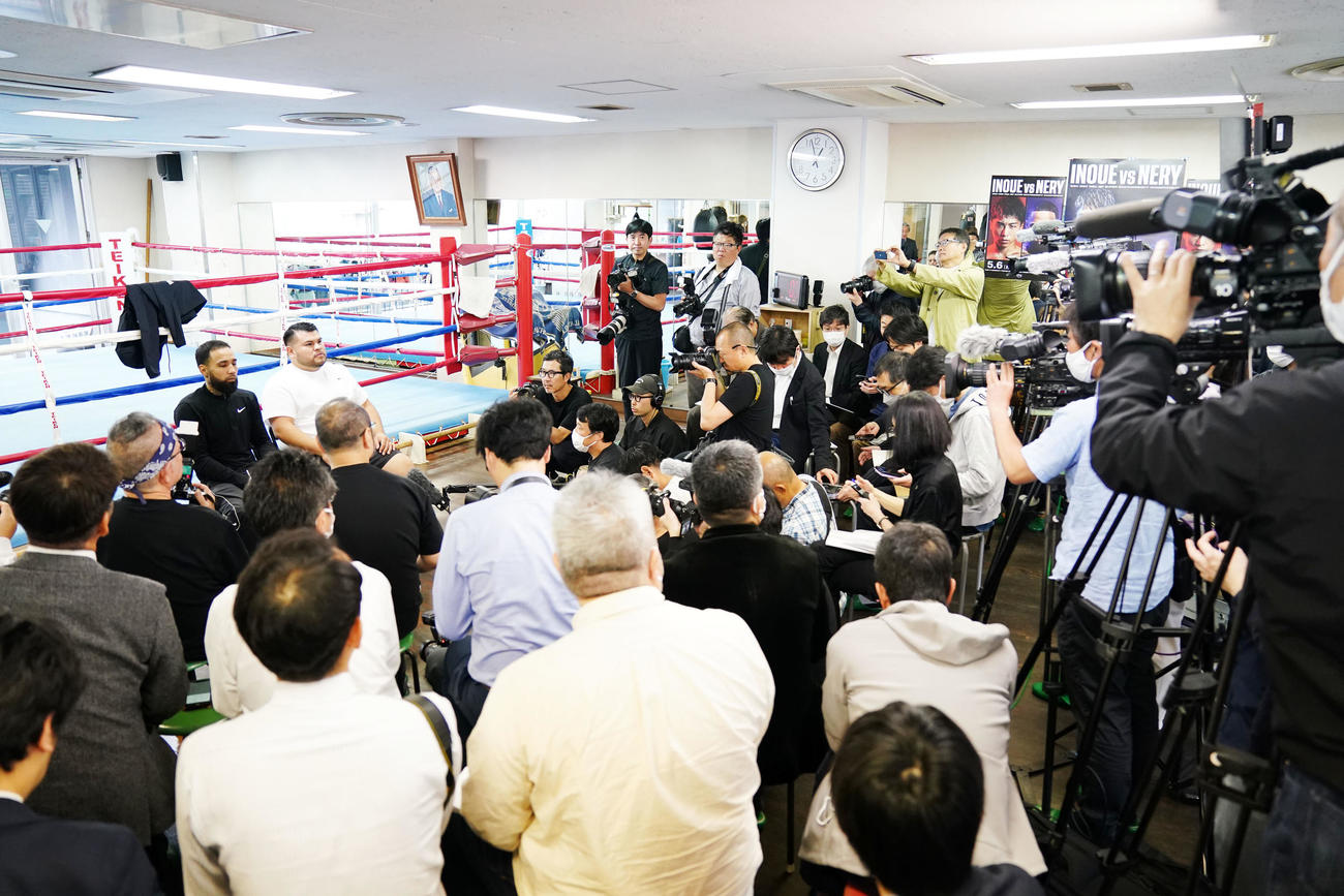 公開練習には多くの報道陣が駆けつけた（撮影・横山健太）