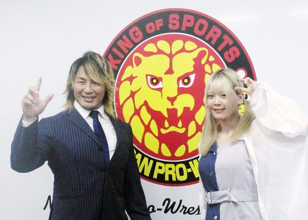 新日本プロレスの棚橋弘至社長（左）とスターダムの岩谷麻優（2022年撮影）