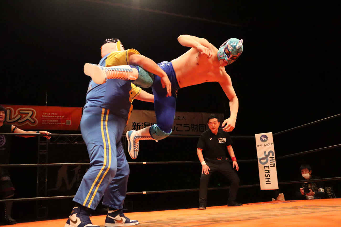 新潟プロレス】新人マスクマン、サケ・マスカラスがデビュー戦勝利も
