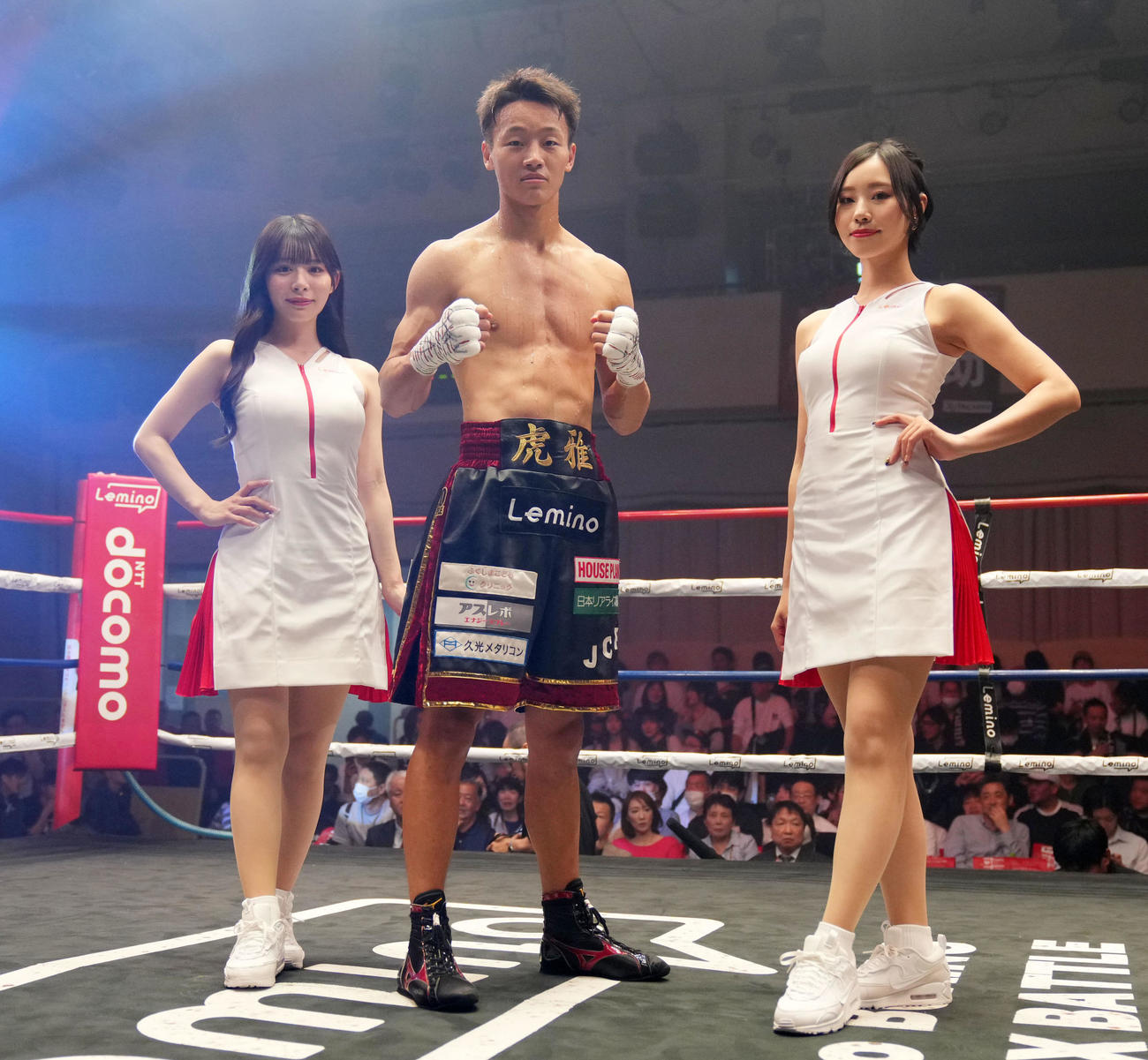 今永虎雅対マ・チョン　1回KO勝利した今永。左は有栖未桜、右は花乃衣美優（撮影・横山健太）