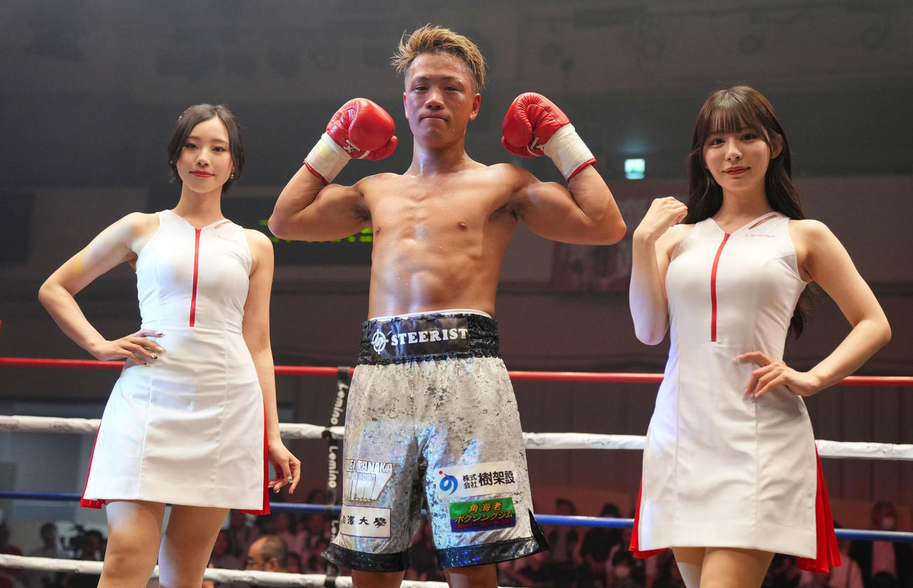 斉藤陽二対斉藤眞之助　KO勝利しポーズを決める斉藤陽。左は有栖未桜、右は花乃衣美優（撮影・横山健太）
