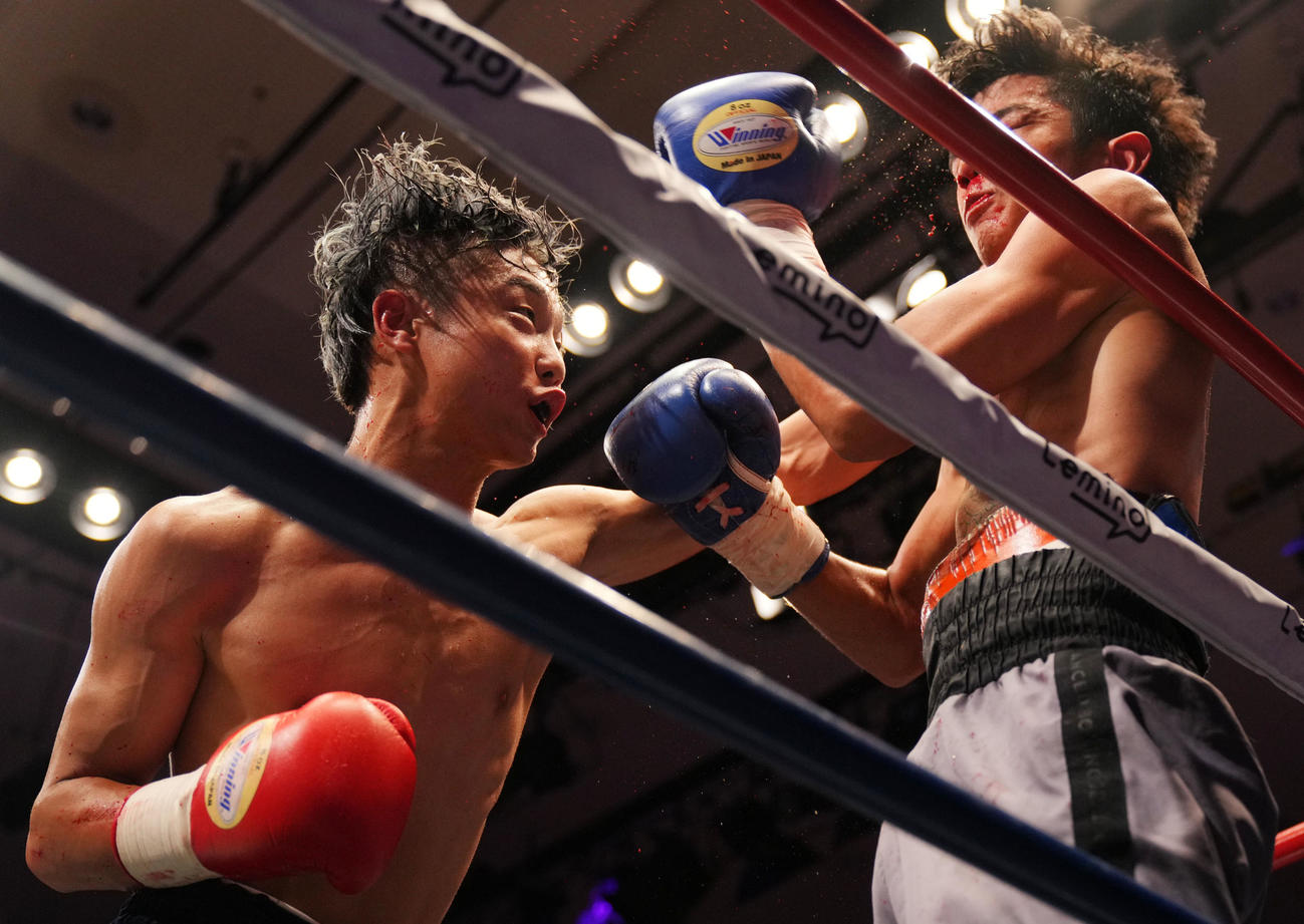 北野武郎対アディーブ・ムアンチャルム　4回、パンチを放つ北野（左）（撮影・横山健太）