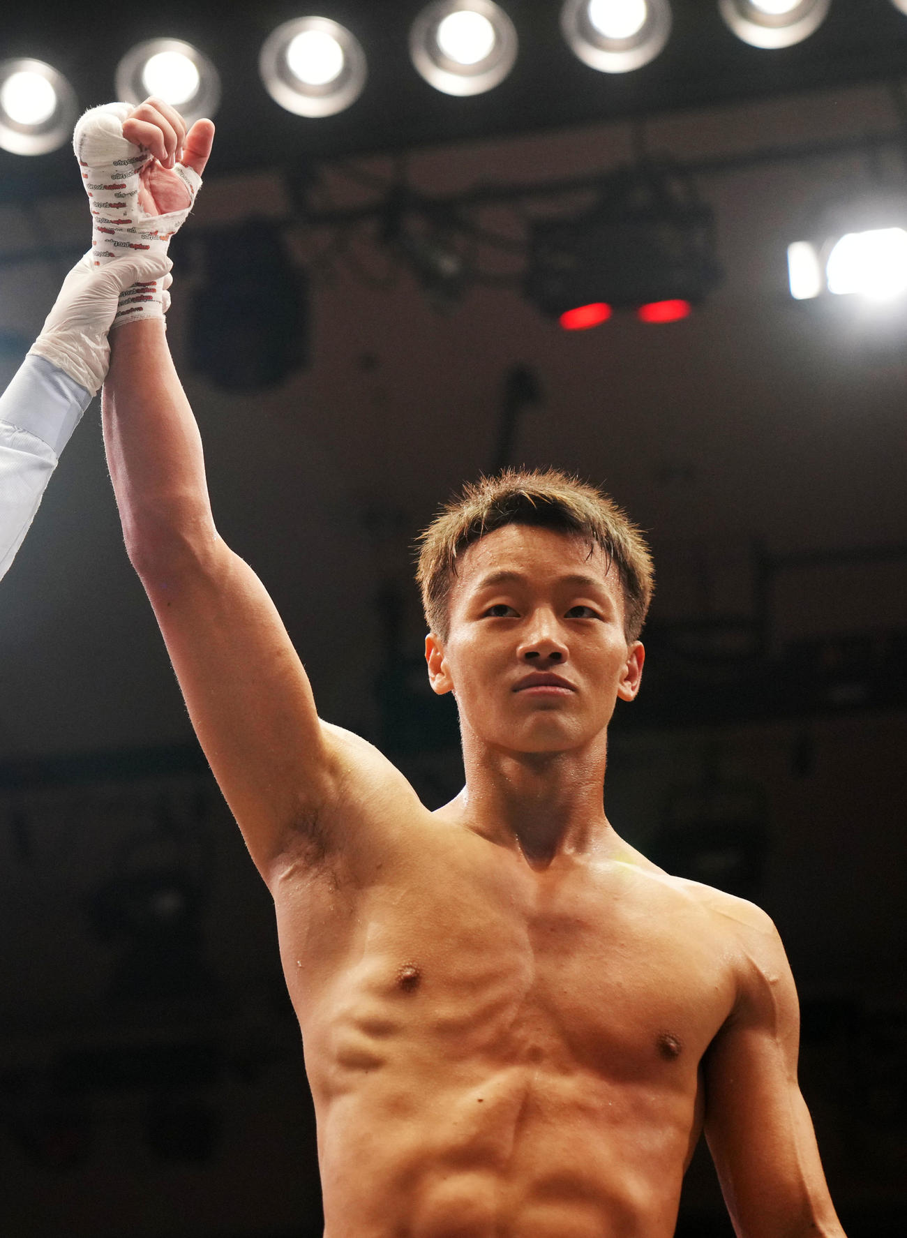 今永虎雅対マ・シャン　1回KO勝利した今永（撮影・横山健太）