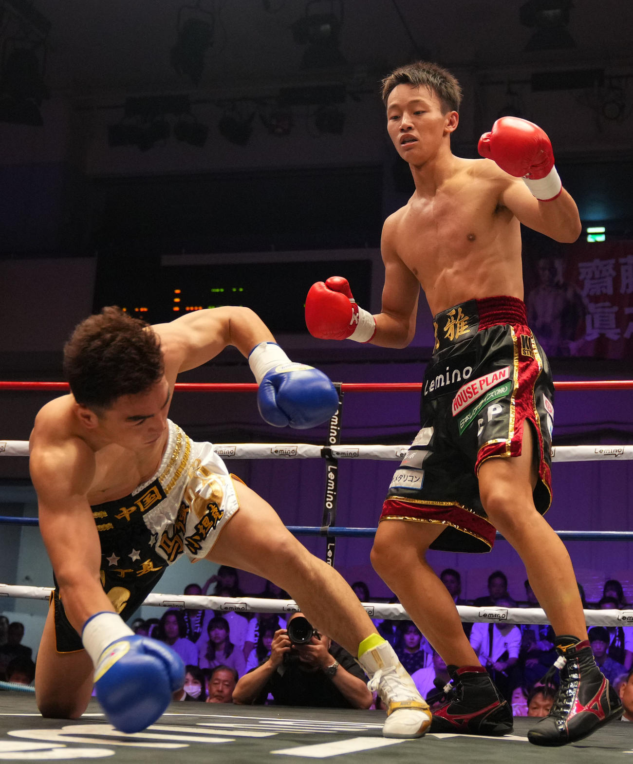 今永虎雅対マ・シャン　1回、ダウンを奪う今永（右）（撮影・横山健太）