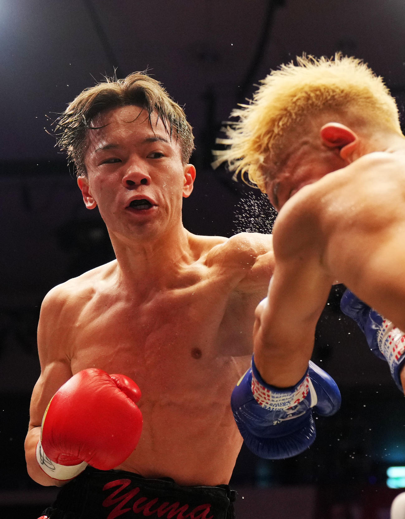佐伯侑馬対宮沢蓮斗　5回、パンチを放つ佐伯（左）（撮影・横山健太）