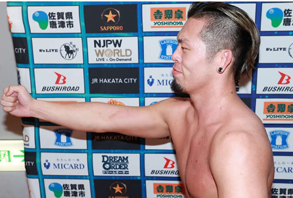 この日もバックステージで拳王ポーズをした藤田晃生（新日本プロレススマホサイトから）