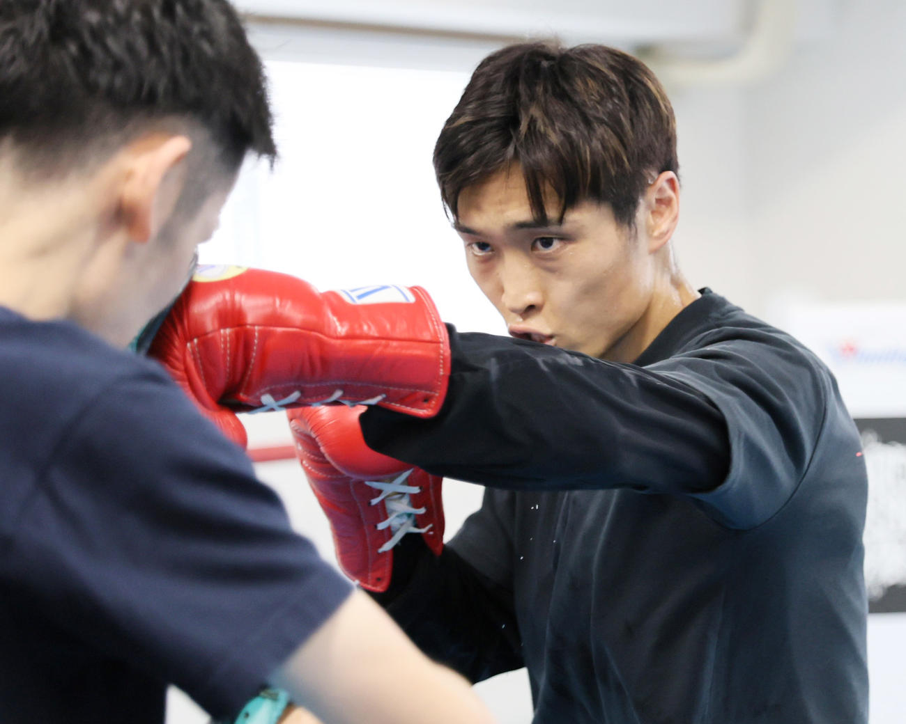 公開練習でミット打ちをする西田（右）（撮影・清水貴仁）