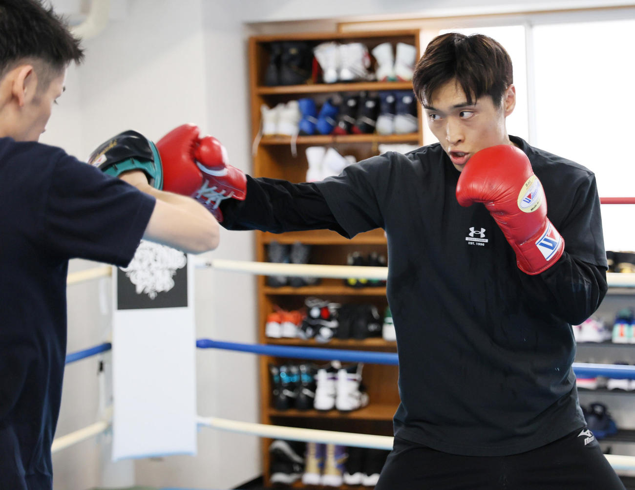 公開練習でミット打ちをする西田（右）（撮影・清水貴仁）