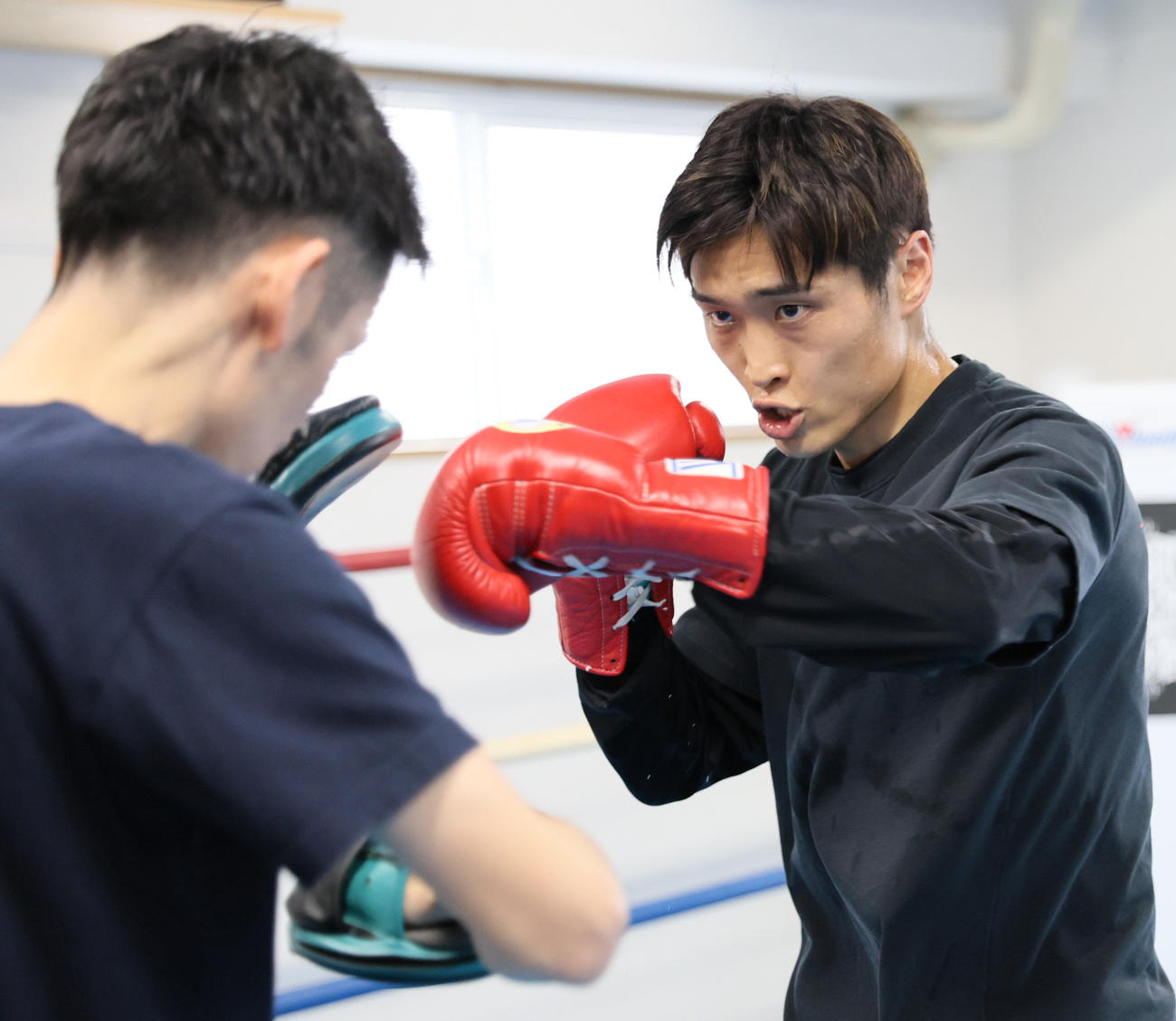 公開練習でミット打ちをする西田（右）（撮影・清水貴仁）