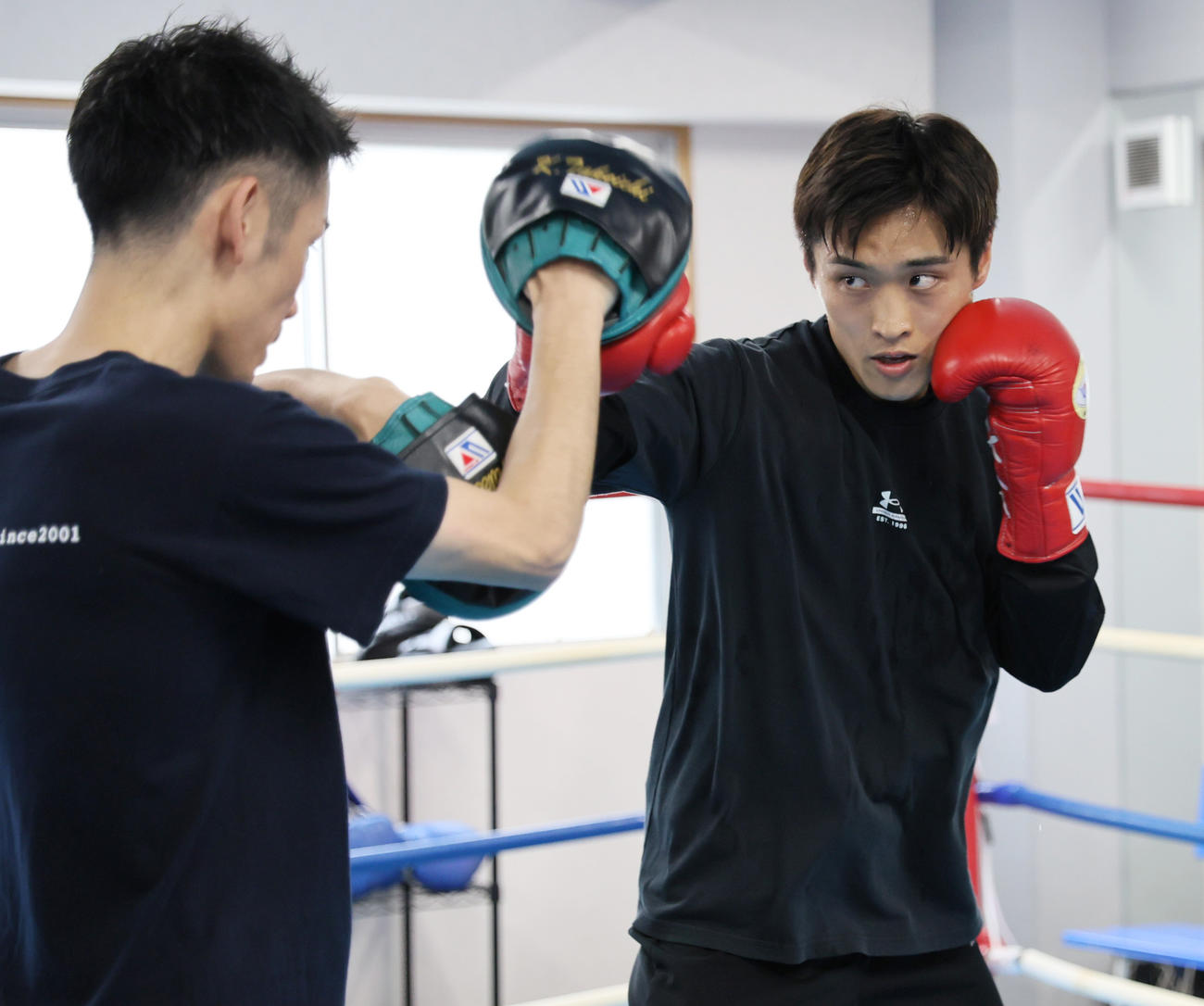 公開練習でミット打ちをする西田（右）（撮影・清水貴仁）
